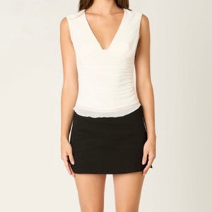 NEED A MINUTE WHITE V NECK TOP
